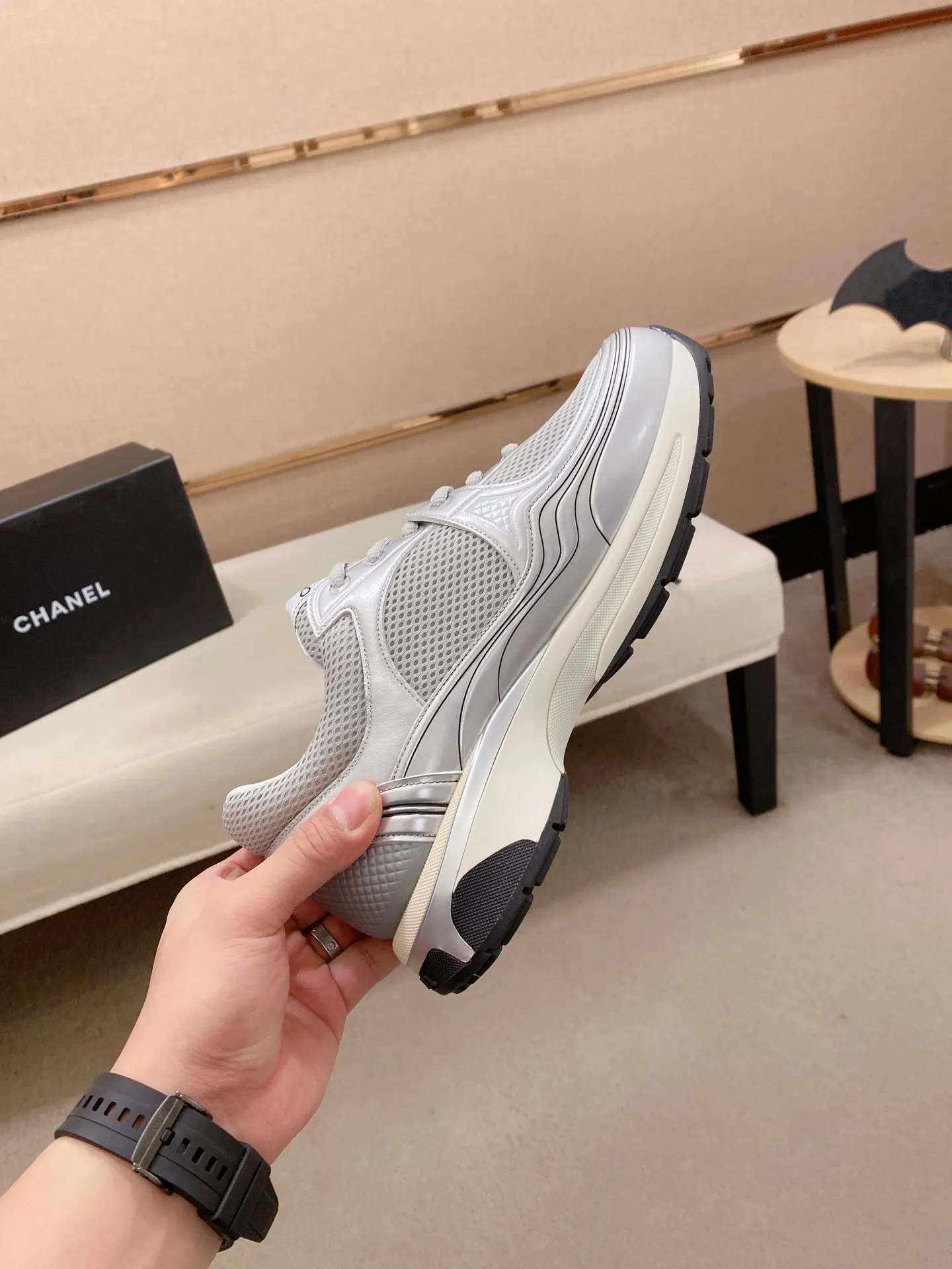 Factory price: 620💰 Chanel Chanel - 2026 counter top casual sports shoes This classic design; the upper is electro-embroidered with a variety of techniques; the outsole is fashionable and sporty; the extraordinary inclusion of a variety of color matching elements... The diversified mix and match is very beautiful and versatile, casual, fashionable, sports and outdoor can be taken into account... ꫛꫀꪝ Go➫ Material: ❶Upper is made of: Original imported high-mercerized smooth cow suede + special anti-mesh fabric ❷Inner use: original imported breathable mesh ❸Outsole based on: original TPU combination outsole Full set of boutique packaging for women 35–41 men 38-45